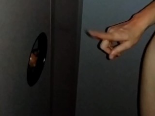 GLORYHOLE. MASTURBO A UN TIO Y LE METO LOS DEDOS POR EL CULO PARA QUE SE CORRA EN MIS TETAS