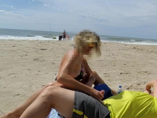 REAL AMATEUR PUBLIC HANDJOB RISKY ON THE BEACH !!! PEOPLE WALKING NEAR...