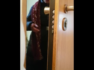 Mi sego dietro la porta davanti alla signora